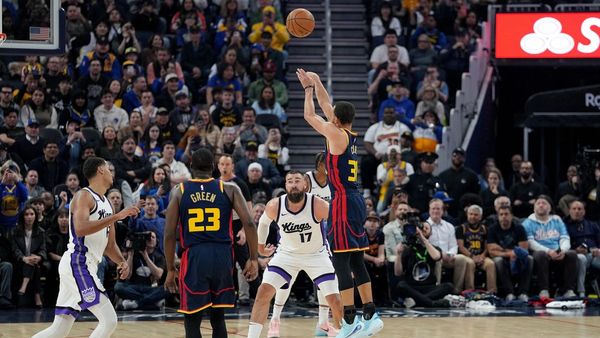 Curry Hits Milestone in Warriors' Win
