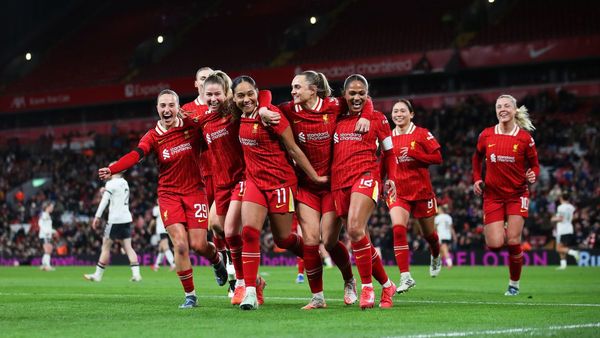 Liverpool Defeats Man Utd; Arsenal Rises to Second Liverpool Defeats Man Utd; Arsenal Rises to Second