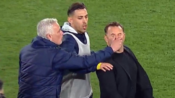 Jose Mourinho grabs Okan Buruk s nose during Turkish Cup match Image Courtesy X