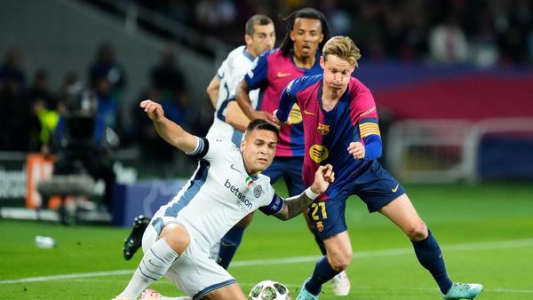 De Jong Confident in Barcelona's Treble Pursuit