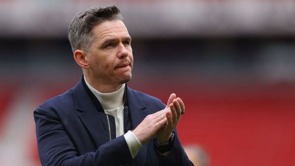 Skinner Calls on United to Stop Chelsea's Treble