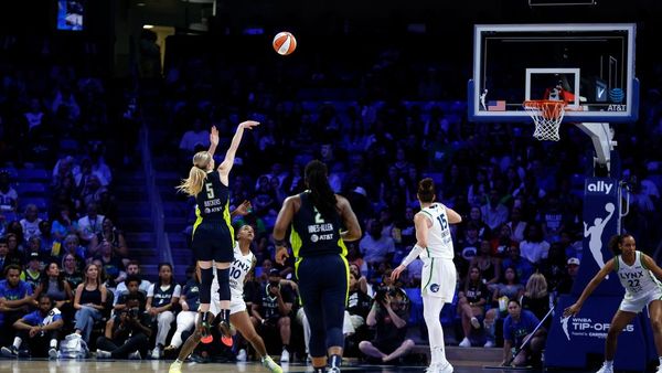 Bueckers Scores 10 in WNBA Debut