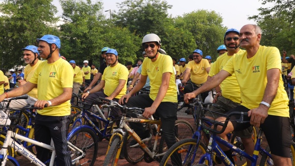 Piyush Jain Sunita Godara Lead Fit India Sundays on Cycle as 15 000 Ride Nationwide on Father s Day
