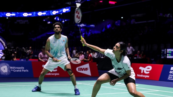 Dhruv Kapila and Tanisha Crasto prevail in mixed doubles