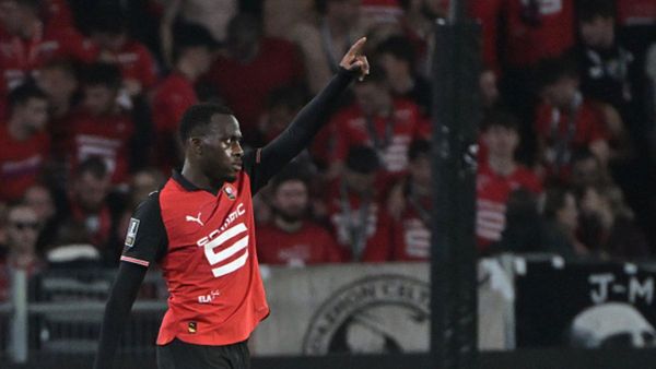 Forest Signs Arnaud Kalimuendo from Rennes