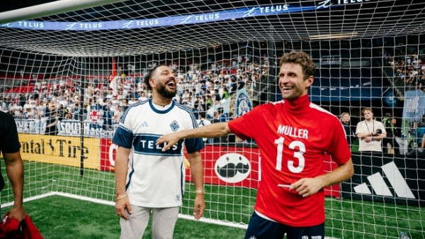 Yuvraj Singh exchanges shirt with Germany football legend Thomas Muller Picture goes Viral