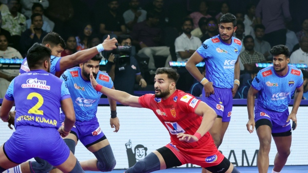 PKL Season 12 Ashu Malik s Heroics Help Dabang Delhi Stay Unbeaten with 45-34 Win Over Bengal Warriorz
