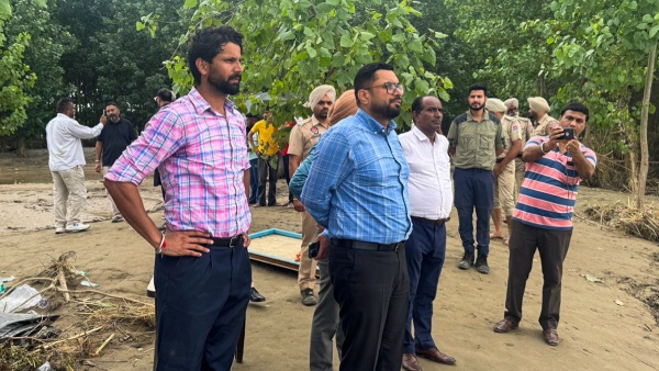 Indian Hockey Heroes Turn Saviours Rupinder Pal Singh Gurwinder Singh Chandi amp amp Jugraj Singh Lead Flood Relief in Punjab