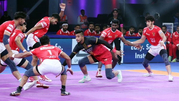 PKL 2025 Bengaluru Bulls prevail over Gujarat Giants in Jaipur clash