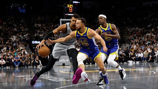 Curry's 49 Points Lead Warriors Past Spurs