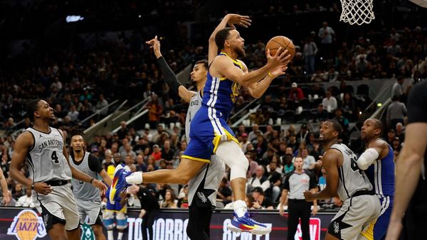 Curry Highlights Longevity and NBA Record Tie