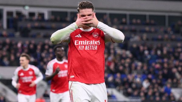 Arsenal take top spot with Gyokeres penalty