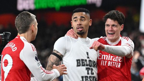 Arsenal beat Villa 4-1 to lead Premier League