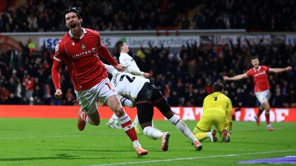 Moore doubles as Wrexham beat United