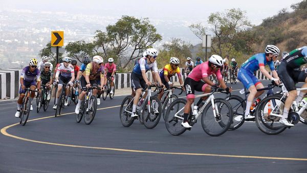 Bajaj Pune Stage 3 Scott Wins Mudgway Leads