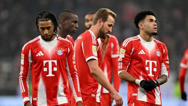 Bayern suffer 2-1 defeat to Augsburg Bayern suffer 2-1 defeat to Augsburg