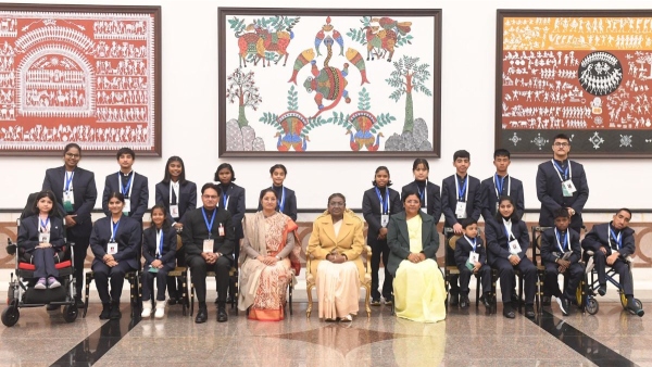 Jessy and the other kids with President Draupadi Murmu during felicitation