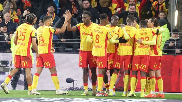 Lens eight straight wins top Ligue 1