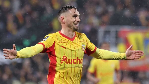 Lens top Ligue 1 after Aguilar goal