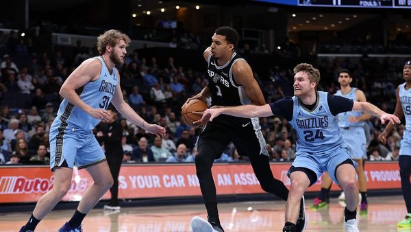 Wembanyama 30 in return; Spurs fall