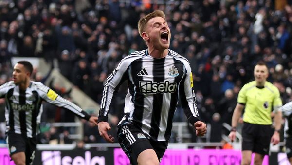 Barnes seals Newcastle's late 4-3 win