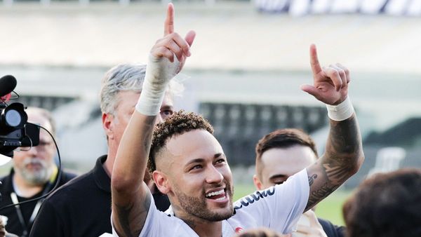 Neymar extends Santos contract to 2026