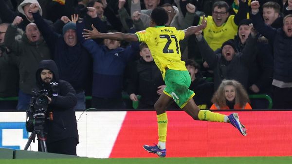 Norwich edge Coventry 2-1 in title bid