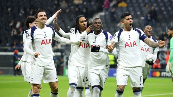 Tottenham reach last-16 with Frankfurt win