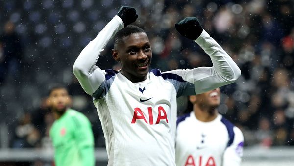 Tottenham secure progress as Muani scores again