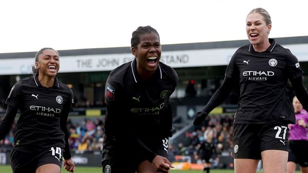 Shaw late strike extends City WSL lead