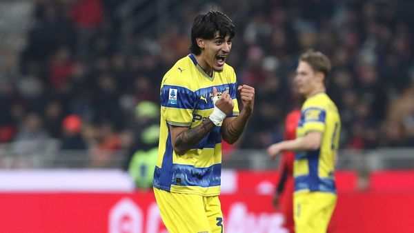 AC Milan lose to Parma in title bid