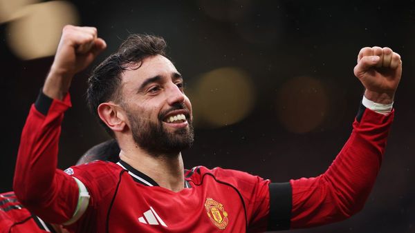 Man United beat Tottenham as Romero red costs Spurs