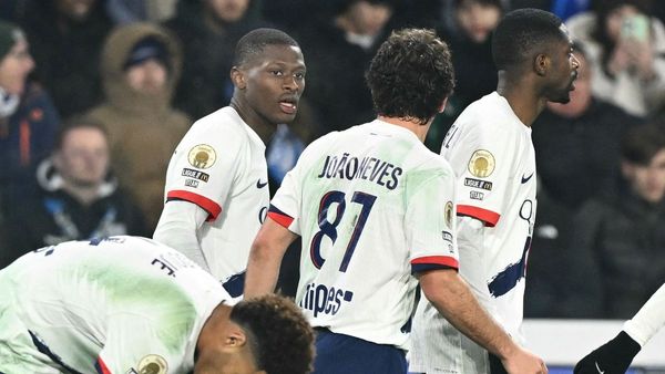PSG win sends them top of Ligue 1