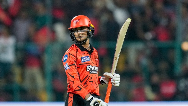 RCB vs SRH Abhishek Sharma is Fraud Overrated - Fan Tear Apart Sunrisers Star after Yet another Failure RCB vs SRH Abhishek Sharma is Fraud Overrated - Fan Tear Apart Sunrisers Star after Yet another Failure
