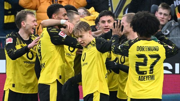Dortmund Beat Augsburg, Narrow Gap on Bayern