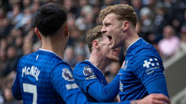 Moyes urges Everton to push on