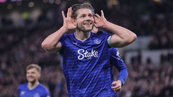 Everton beat Burnley 2-0 at home Everton beat Burnley 2-0 at home