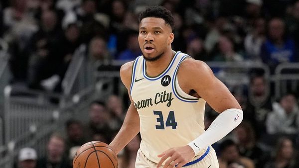 Giannis returns to Bucks after injury lay-off