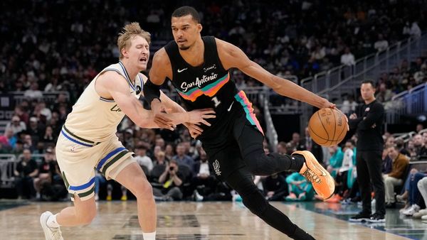Spurs Castle triple-double fuels win