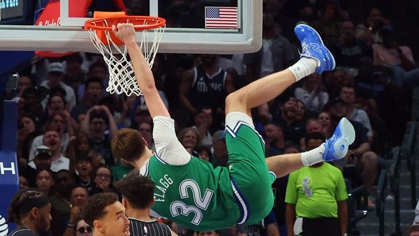 Flagg 51-point burst sinks Mavericks at home