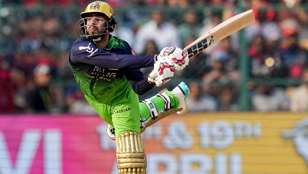 RCB vs DC IPL 2026 Jitesh Sharma Takes Gravity Defying Catch To Dismiss Sameer Rizvi - Watch