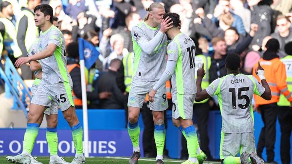 Man City beat Chelsea 3-0 to close on Arsenal