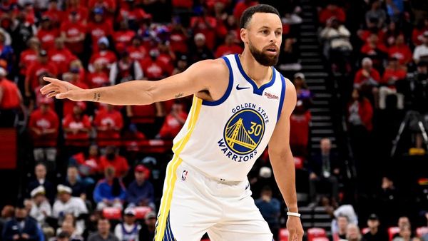Curry Returns to Spark Warriors Comeback
