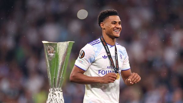 Villa win Europa League under Emery's calm Villa win Europa League under Emery's calm