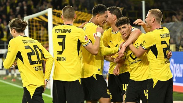 Dortmund stun Frankfurt to finish second