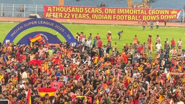 East Bengal fans overcrowd Kishore Bharati Pitch in Emotional Meltdown as ISL Trophy handed at Balcony