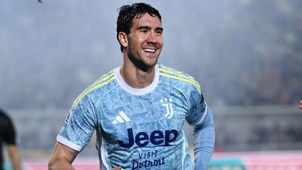 Juventus beat Lecce as Vlahovic strikes early