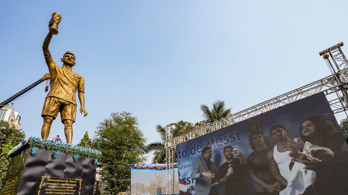 Lionel Messi s 70-feet Statue in Kolkata which cost Rs 10 Crore Set to be Demolished after Structural Fault Lionel Messi s 70-feet Statue in Kolkata which cost Rs 10 Crore Set to be Demolished after Structural Fault