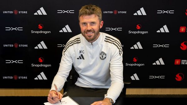 Carrick signs two-year Man Utd coach deal Carrick signs two-year Man Utd coach deal