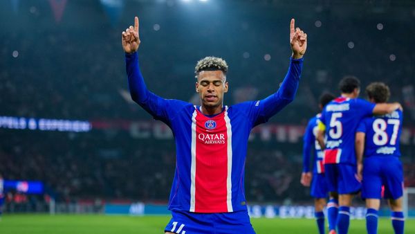 PSG win keeps title bid alive